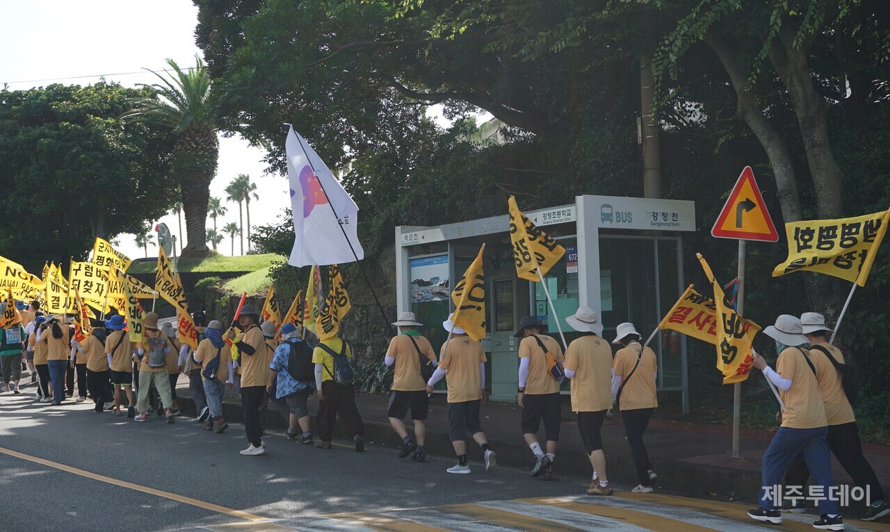 지난 22일 2024제주생명평화대행진 참가자들이 강정천 인근을 지나고 있다. (사진=양유리 기자)