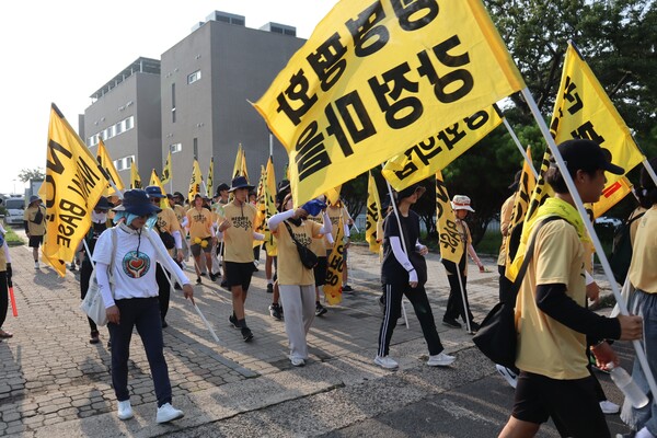 23일 '2024 제주생명평화대행진'이 2일차에 접어든 가운데,  참여자들이 서귀포시 남원생활체육회관에서 출발하고 있다. (사진=박지희 기자)