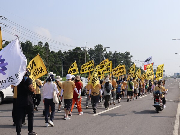 23일 '2024 제주생명평화대행진'이 2일차에 접어든 가운데, 100여명의 참여자들이 서귀포시 남원읍 태흥리 거리를 행진하고 있다. (사진=박지희 기자)