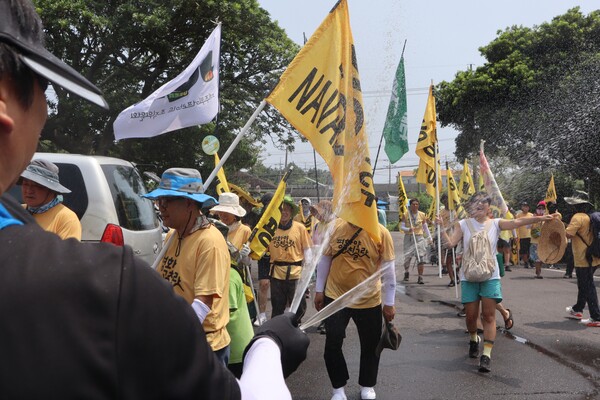23일 '2024 제주생명평화대행진'이 2일차에 접어든 가운데, 100여명의 참여자들이 70여분간의 행진 후 쉼터에 들어서고 있다. (사진=박지희 기자)