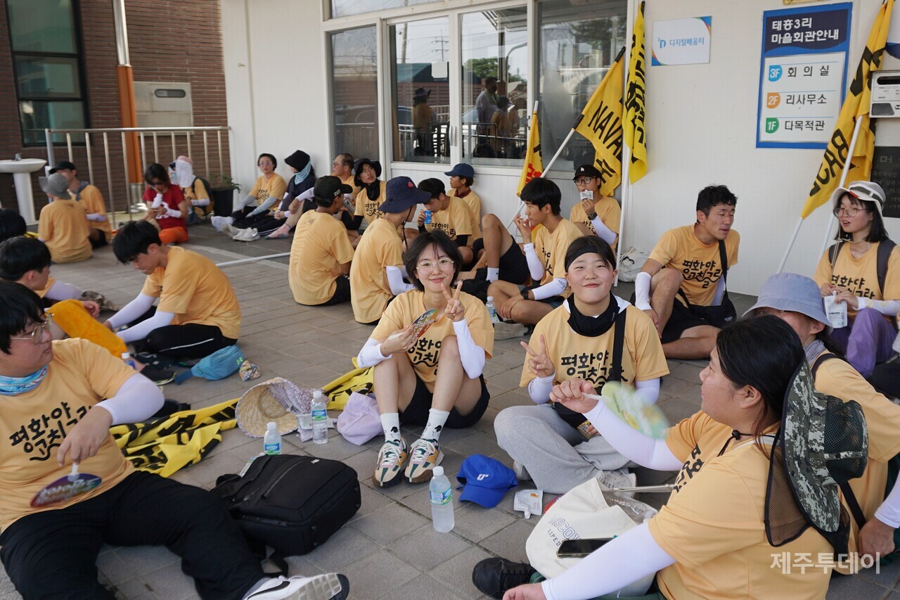 지난 23일 2024 제주생명평화대행진 참여자들이 태흥3리 마을회관에서 휴식하고 있다. (사진=양유리 기자)