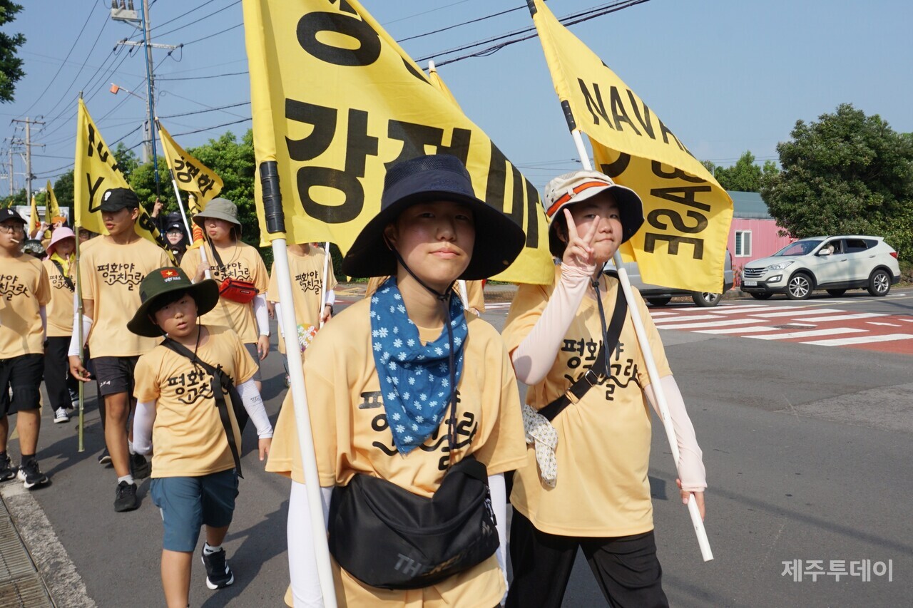 지난 23일 2024 제주생명평화대행진 참여자들이 남원읍을 걷고 있다. (사진=양유리 기자)