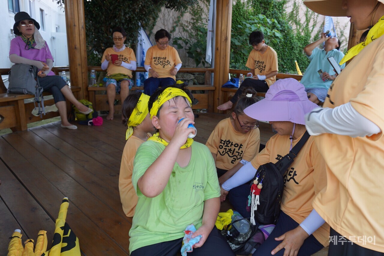 지난 23일 2024 제주생명평화대행진 참여자들이 태흥3리 마을회관에서 휴식하고 있다. (사진=양유리 기자)