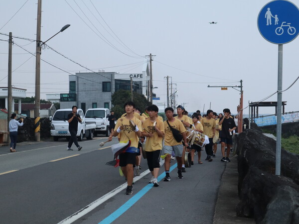 23일 '2024 제주생명평화대행진'이 2일차에 접어든 가운데, 제주볍씨학교 학생들이 풍물놀이로 흥을 돋구고 있다. (사진=박지희 기자)