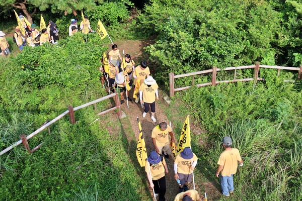 24일 '2024 제주생명평화대행진' 마지막날,  참여자들이 제주제2공항 예정지인 서귀포시 성산읍 일대를 행진하고 있다. (사진=박지희 기자)