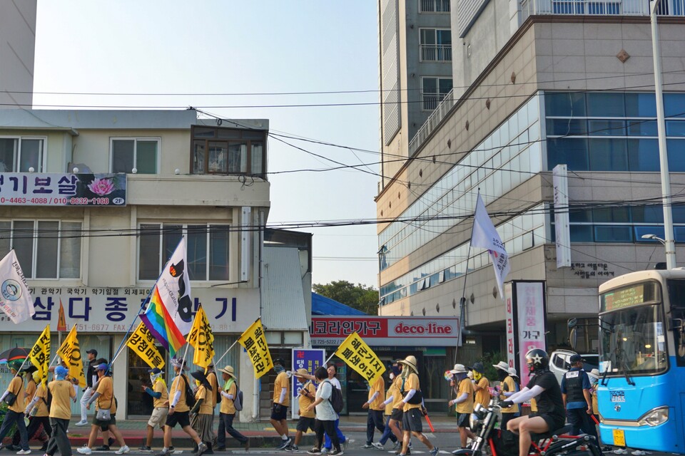 24일 '2024 제주생명평화대행진' 마지막날,  참여자들이 제주시청 일대를 걷고 있다. (사진=양유리 기자)