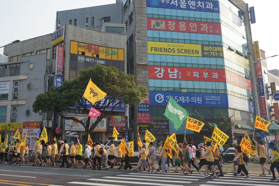 24일 '2024 제주생명평화대행진' 마지막날,  참여자들이 제주시청 일대를 걷고 있다.  (사진=양유리 기자)
