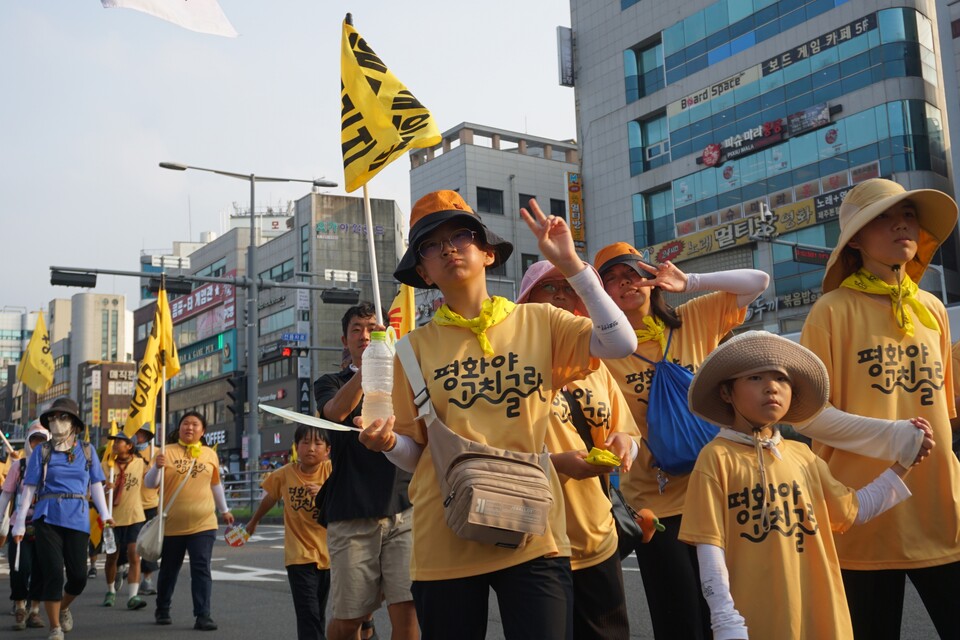 24일 '2024 제주생명평화대행진' 마지막날,  참여자들이 제주시청 일대를 걷고 있다. (사진=양유리 기자)