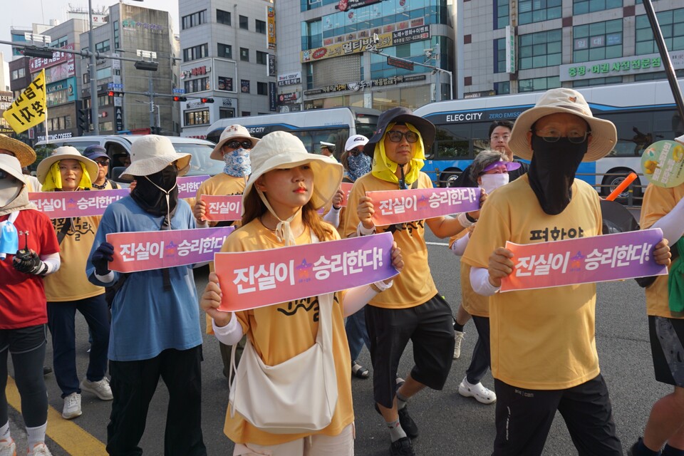 24일 '2024 제주생명평화대행진' 마지막날,  참여자들이 제주시청 일대를 걷고 있는 가운데 이태원참사 유가족들이 플랜카드를 들고 걷고 있다. (사진=양유리 기자)