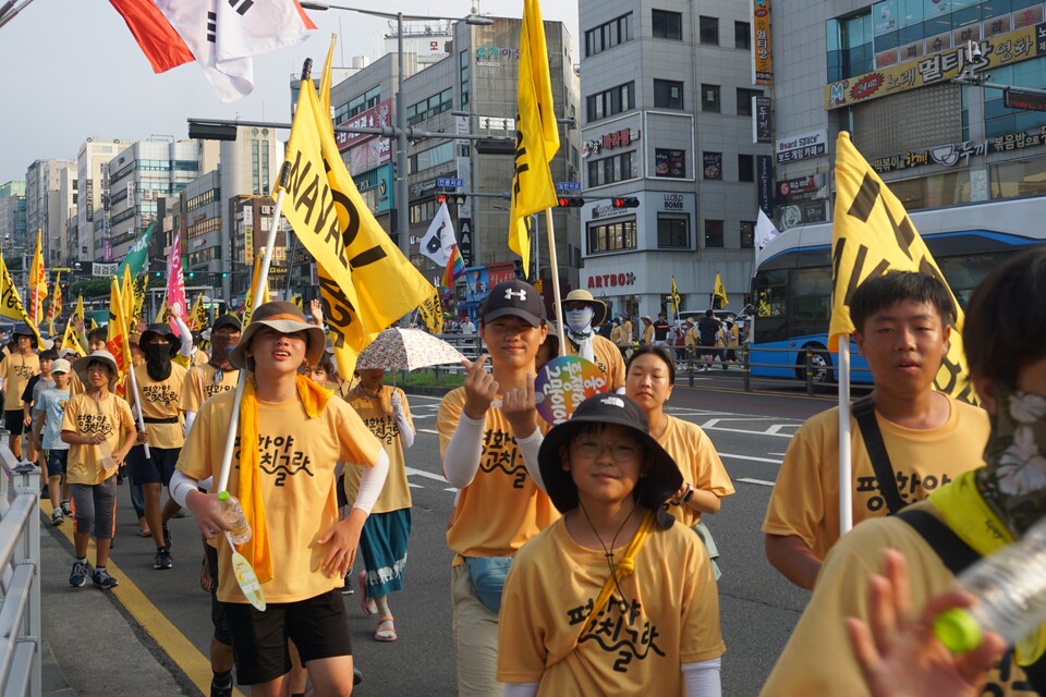 24일 '2024 제주생명평화대행진' 마지막날,  참여자들이 제주시청 일대를 걷고 있다.  (사진=양유리 기자)