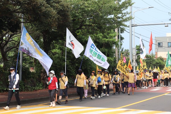 24일 '2024 제주생명평화대행진' 마지막날,  100여명의 참여자들이 제주시 조천읍 일대를 행진하고 있다. (사진=박지희 기자)