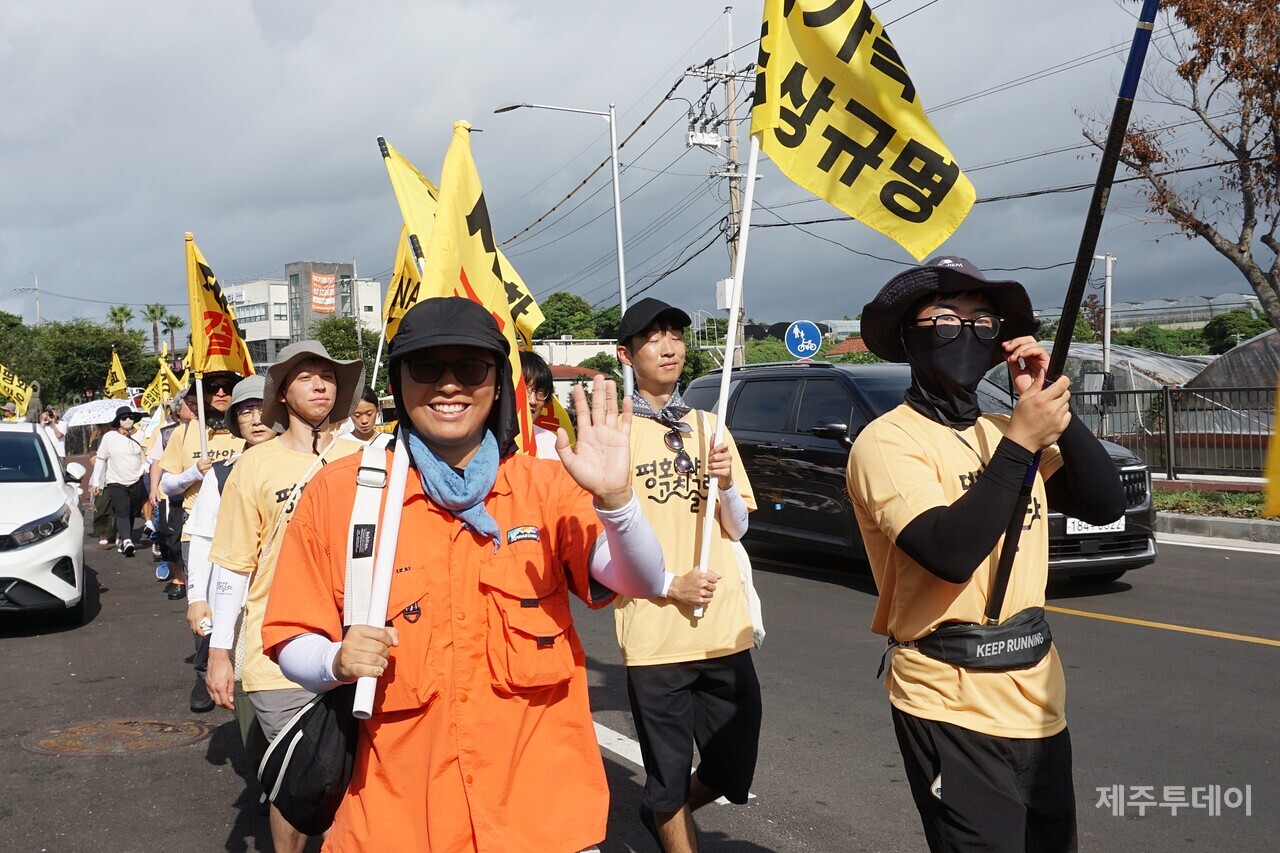 지난 22일 열린 2024제주생명평화대행진 모습. 행진단은 강정 해군기지에서 출발해 제주시로 이어지는 2박 3일 간의 행진을 진행한다. (사진=양유리 기자)