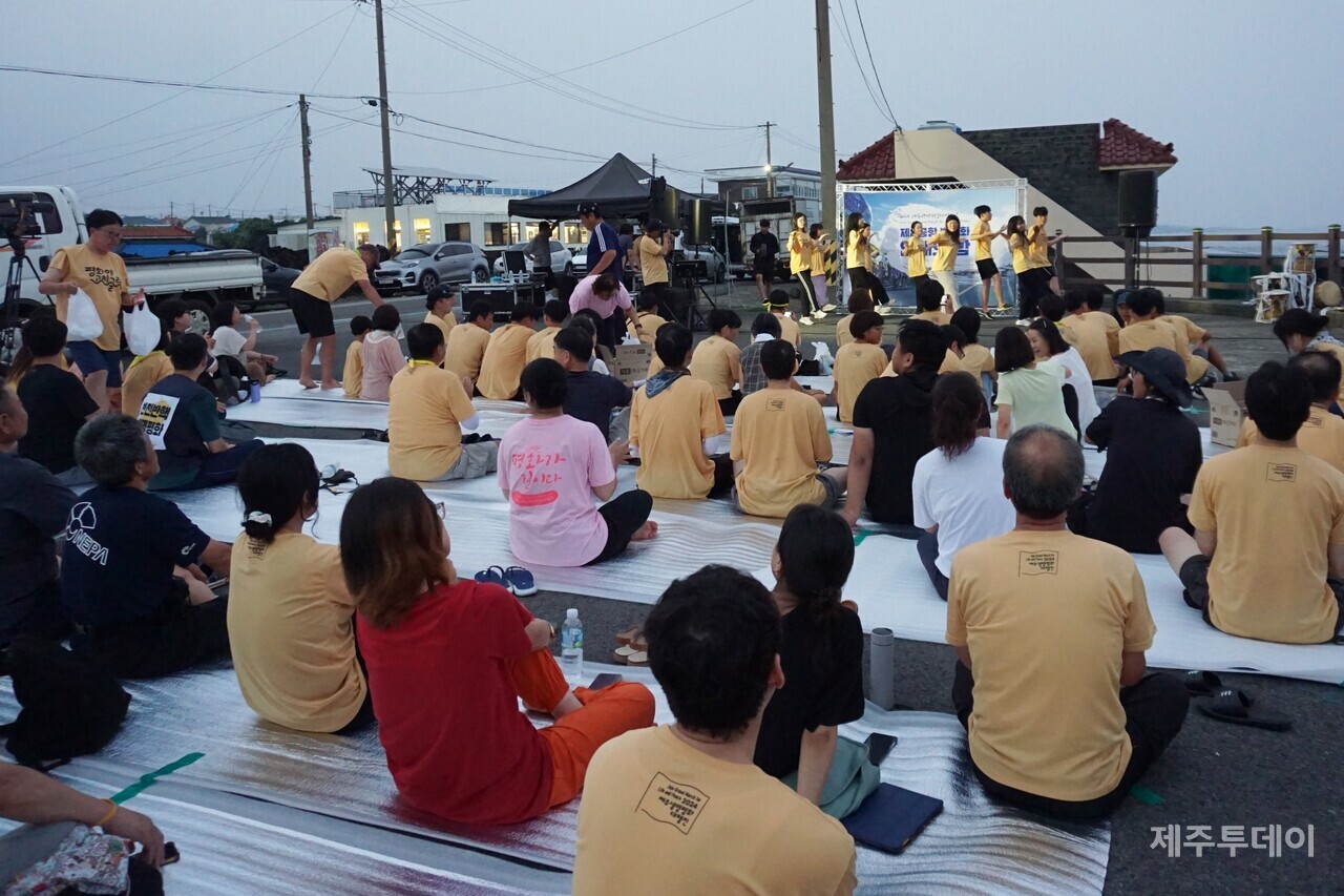 지난 23일 2024 제주생명평화대행진 참여자들이 '제2공항 백지화 연대의 밤'에서 공연을 즐기고 있다. (사진=양유리 기자)