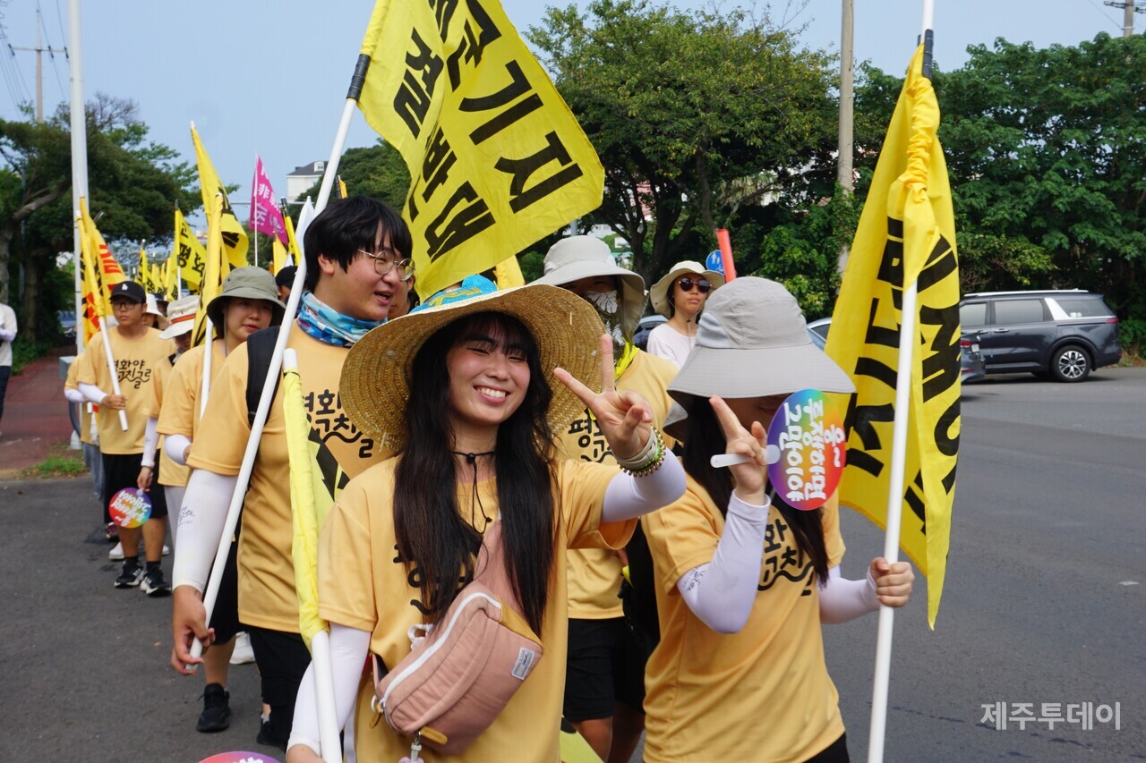 24일 '2024 제주생명평화대행진' 마지막날,  참여자들이 조천중학교에서 출발해 일대를 걷고 있다. (사진=양유리 기자)