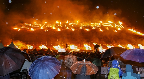 2019년 들불축제의 메인 행사인 '오름불놓기'가 진행되고 있다. (사진제공=제주특별자치도)