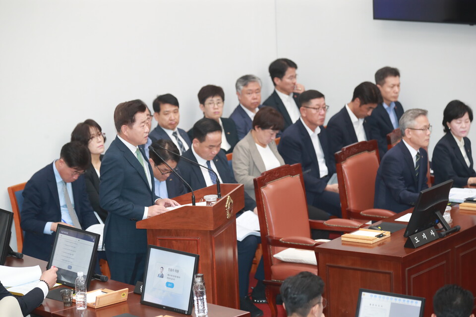 3일 오전 열린 제주도의회 제431회 임시회 2차 본회의 도정질문에서 오영훈 지사가 답변하고 있다. (사진=제주도의회 제공)