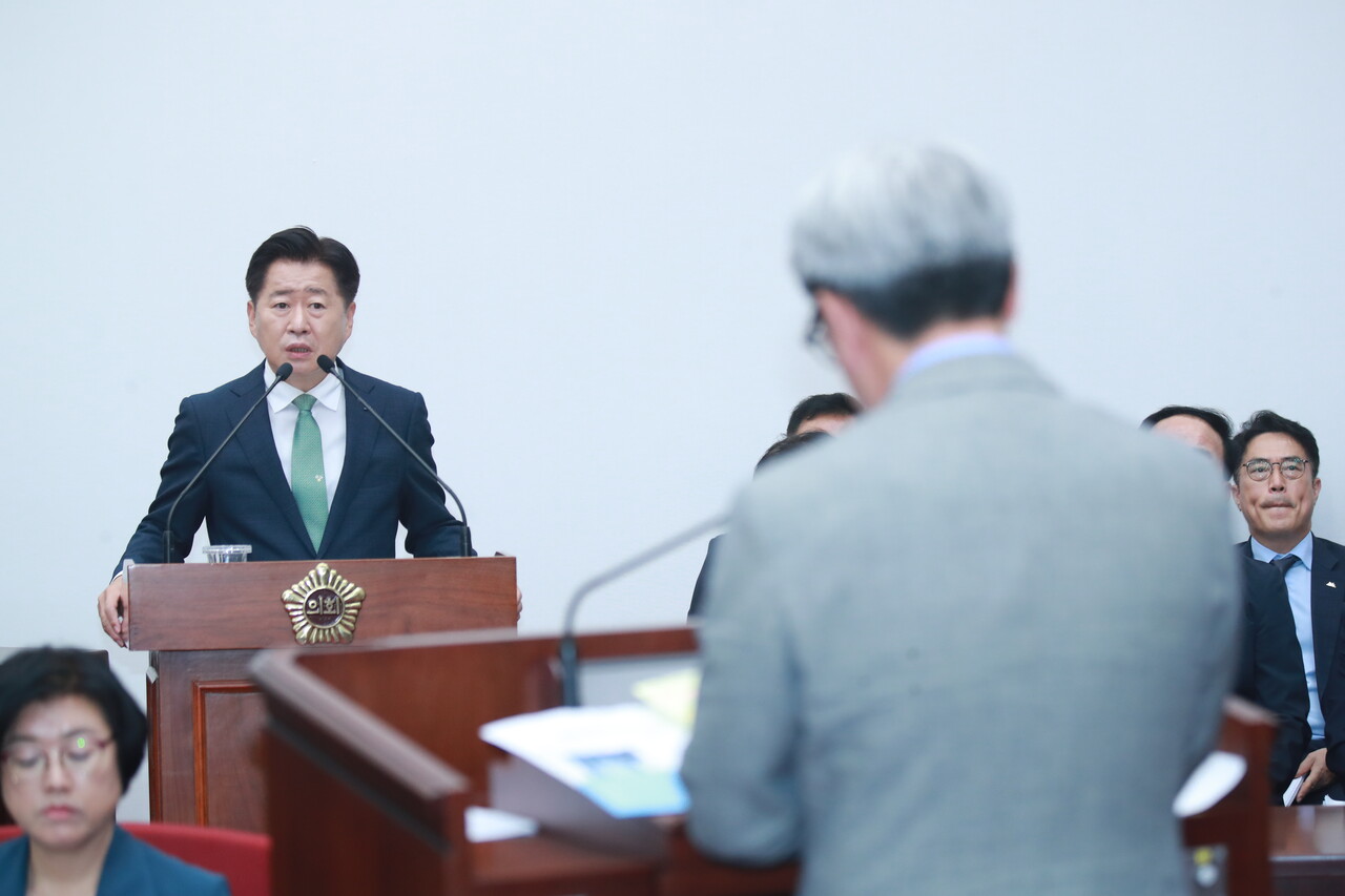 오영훈 제주지사가 3일 제주도의회 제431회 임시회 2차 본회의 도정질문 자리에서 김황국(용담1·2동, 국민의힘) 의원의 질의에 답변하고 있다. (사진=제주도의회 제공) 