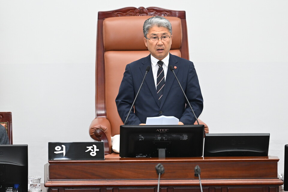 4일 오전 진행된 제주도의회 제431회 임시회 3차 본회의 도정질문에 앞서 이상봉 의장이 오영훈 지사의 발언에 대해 지적하고 있다. (사진=제주도의회 제공)