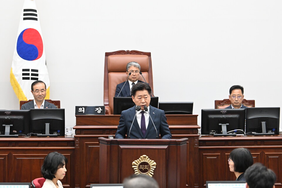 4일 오전 진행된 제주도의회 제431회 임시회 3차 본회의 도정질문에서 오영훈 지사(가운데)가 자신의 부적절한 발언에 대해 사과하고 있다. (사진=제주도의회 제공)