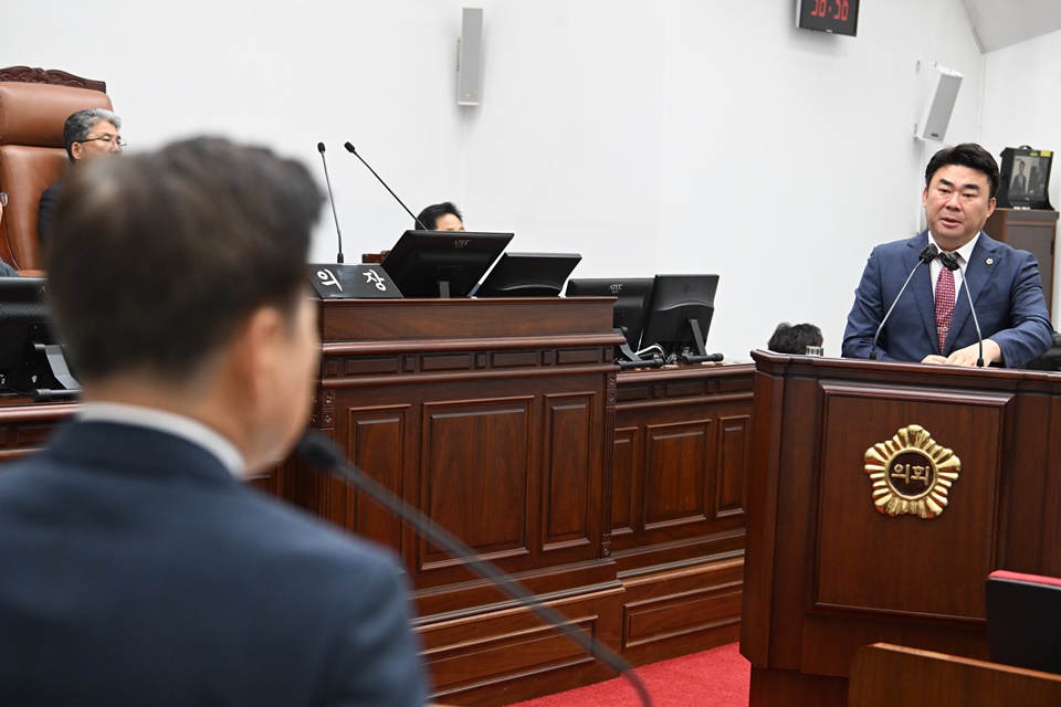 4일 오전 진행된 제주도의회 제431회 임시회 3차 본회의 도정질문에서 강충룡 의원이 질의하고 있다. (사진=제주도의회 제공)