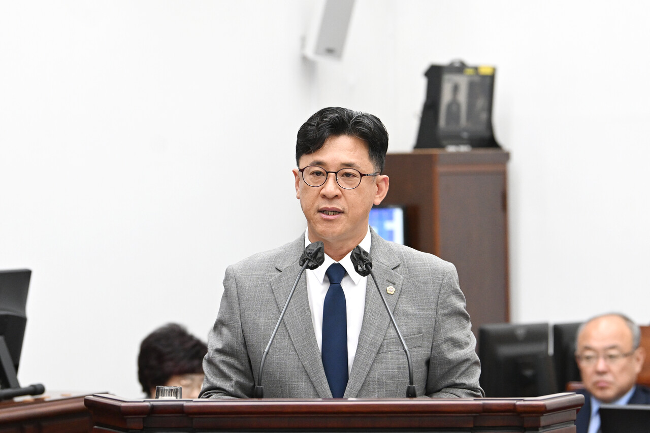 양영수(아라동을, 진보당) 의원이 4일 제431회 제주도의회 임시회 제3차 본회의 도정질문에서 오영훈 지사에 질의하고 있다. (사진=제주도의회 제공) 