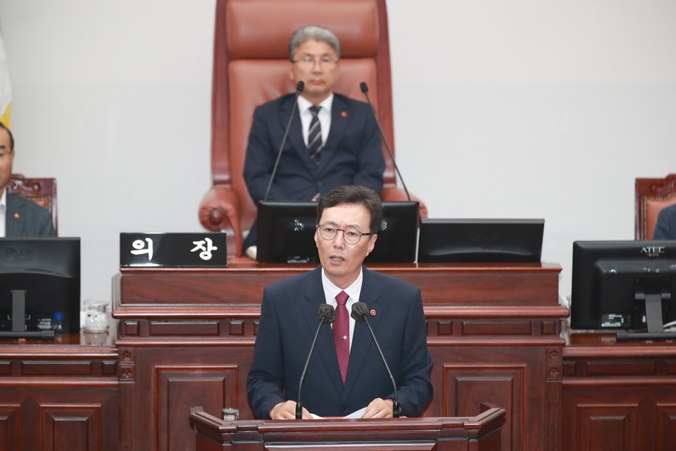 5일 제주도의회 제431회 임시회 4차 본회의 도정질문에서 이남근 의원이 질의하고 있다. (사진=제주도의회 제공)