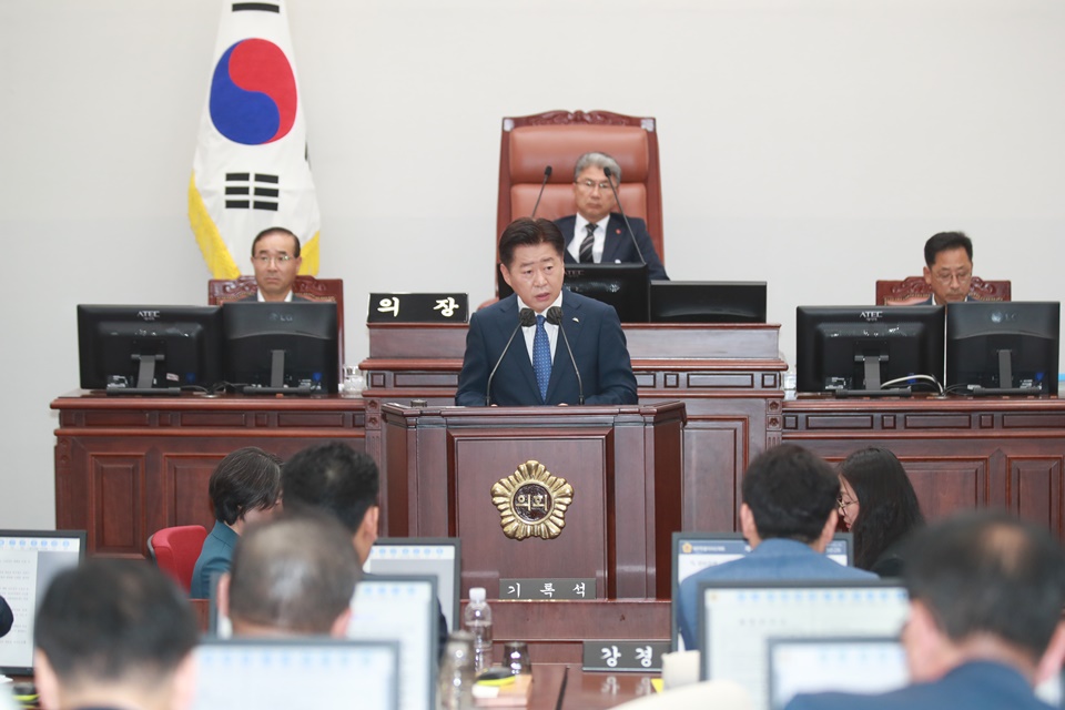 5일 제주도의회 제431회 임시회 4차 본회의 도정질문에서 오영훈 지사가 답변하고 있다. (사진=제주도의회 제공)