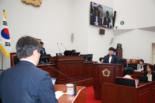 9일 열린 제주도의회 제431회 임시회 6차 본회의 교육행정 질문에서 홍인숙 의원이 질의하고 있다. (사진=제주도의회 제공)