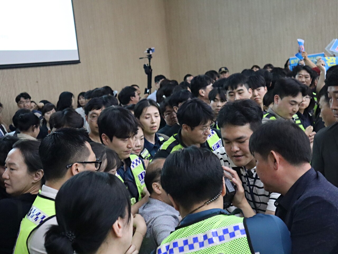 제주도는 9일 오후 2시 제주혼디누림터 대회의실에서 제주평화인권헌장안에 대한 도민 의견 수렴을 위해 공청회를 개최한 가운데, 반대단체의 난입으로 행사 진행에 차질을 빚어지고 있다. (사진=박지희 기자)