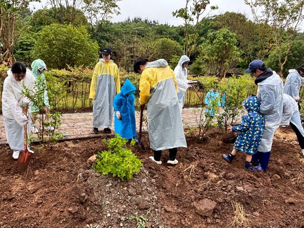 '온국민 모다드렁 낭심기 대작전' 참여자들이 나무를 심고 있다. (사진=제주특별자치도 제공)