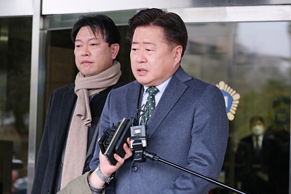 지난 1월 공직선거법과 정치자금법 위반 혐의로 1심에서 벌금 90만원을 선고받은 오영훈 제주도지사가 선고 직후 제주지법 정문에서 취재진과 인터뷰하고 있다. (사진=박지희 기자)