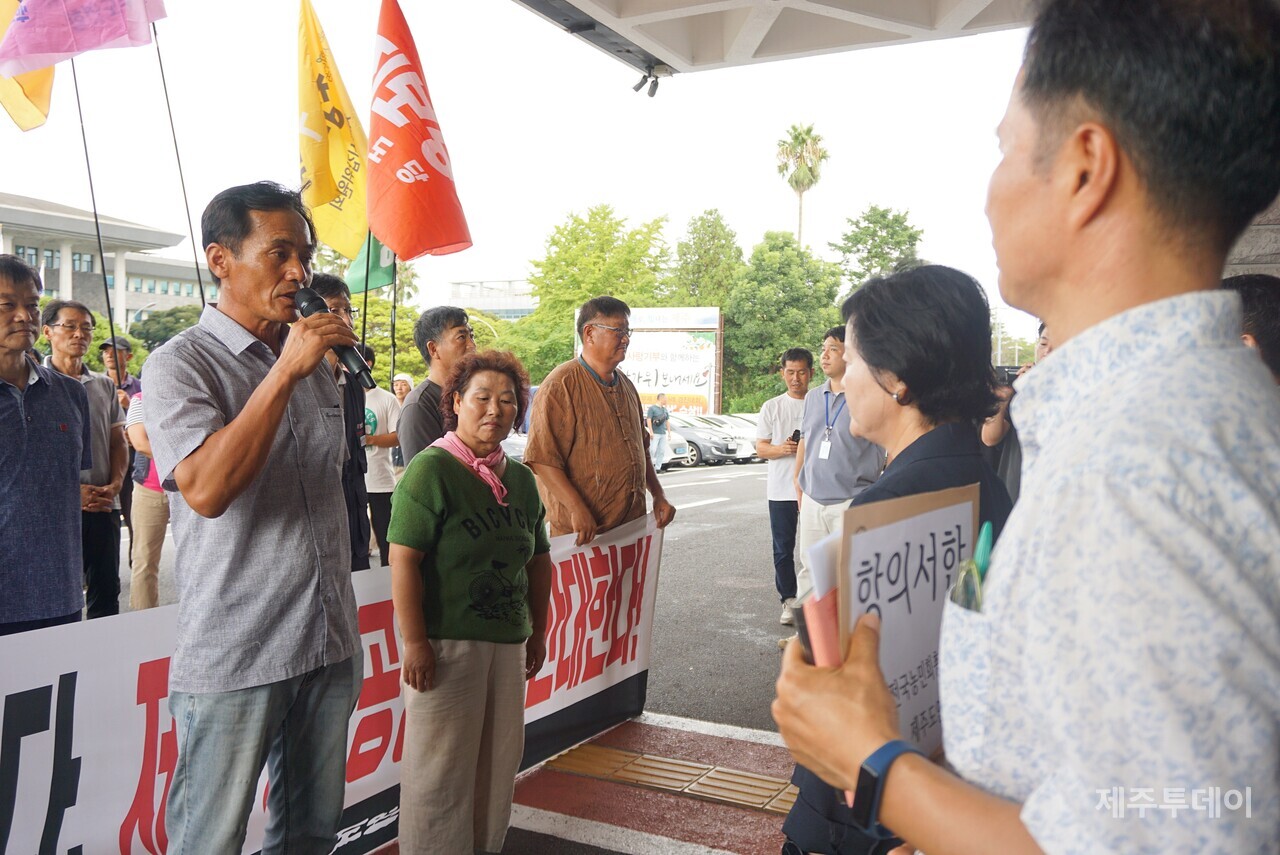 전국농민회총연맹 제주도연맹은 13일 성산을 출발해 제주도청까지 제2공항 반대를 외치며 차량 시위를 벌이고 김애숙 정무부지사에게 항의서한을 전달했다. (사진=양유리 기자)