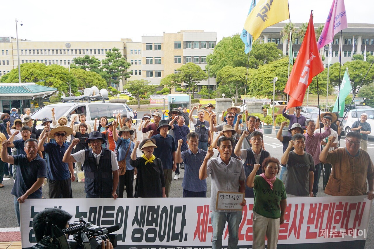 전국농민회총연맹 제주도연맹은 13일 성산을 출발해 제주도청까지 제2공항 반대를 외치며 차량 시위에 나섰다. (사진=양유리 기자)