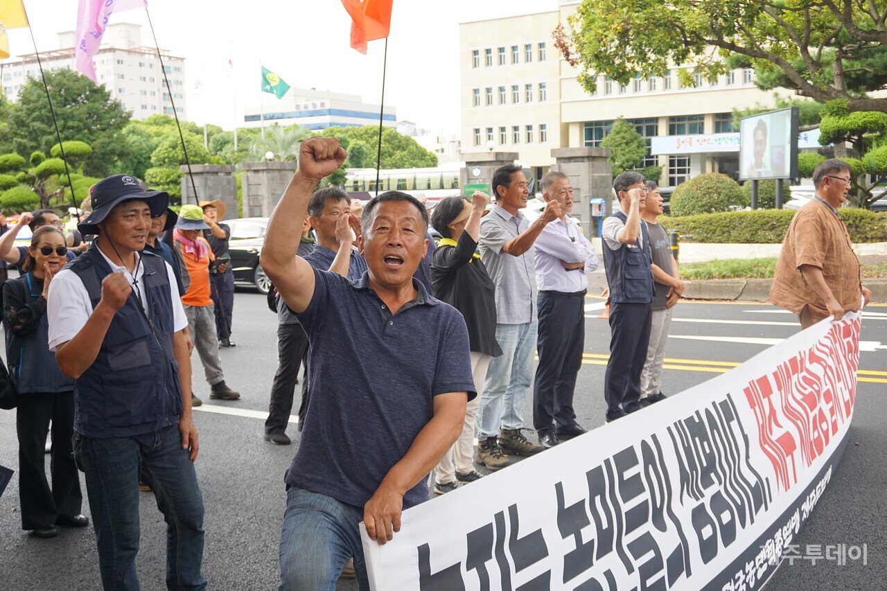 전국농민회총연맹 제주도연맹은 13일 성산을 출발해 제주도청까지 제2공항 반대를 외치며 차량 시위에 나섰다. (사진=양유리 기자)