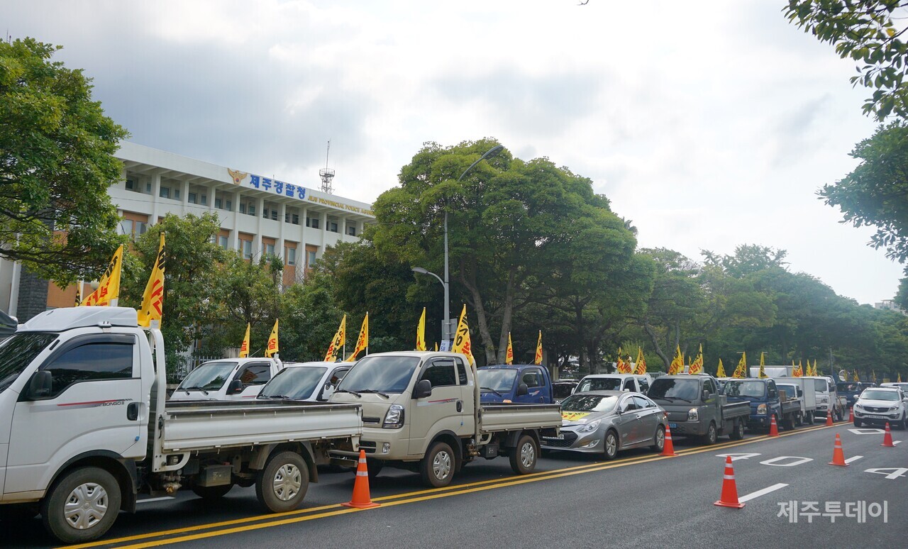 전국농민회총연맹 제주도연맹은 13일 성산을 출발해 제주도청까지 제2공항 반대를 외치며 차량 시위에 나섰다. (사진=양유리 기자)