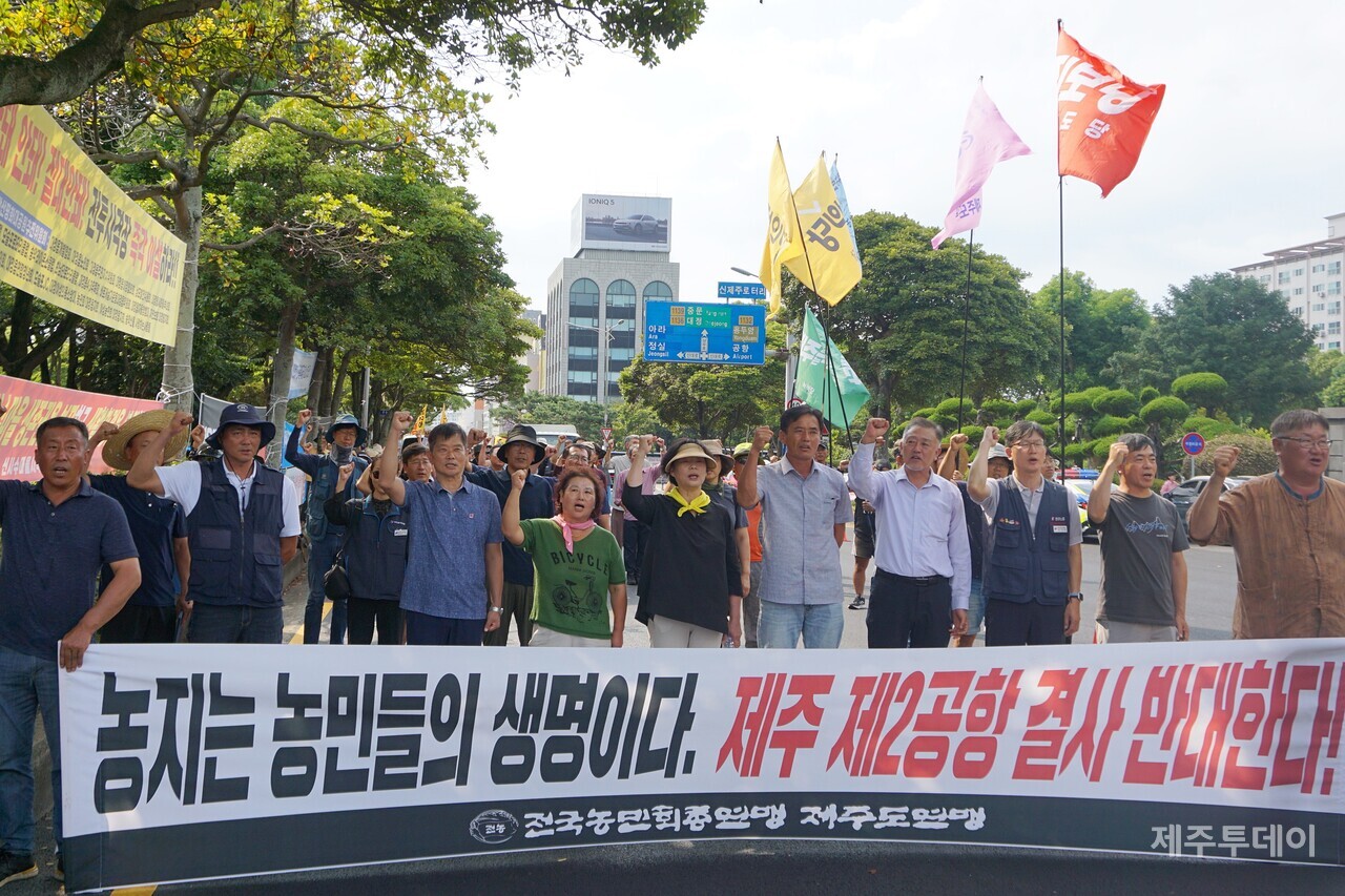 전국농민회총연맹 제주도연맹은 13일 성산을 출발해 제주도청까지 제2공항 반대를 외치며 차량 시위에 나섰다. (사진=양유리 기자)