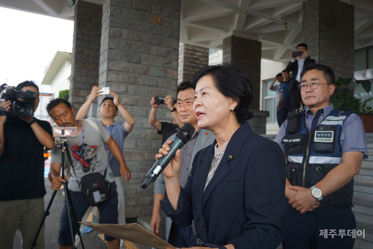 전국농민회총연맹 제주도연맹은 13일 성산을 출발해 제주도청까지 제2공항 반대를 외치며 차량 시위를 벌이고 김애숙 정무부지사에게 항의서한을 전달했다. (사진=양유리 기자)