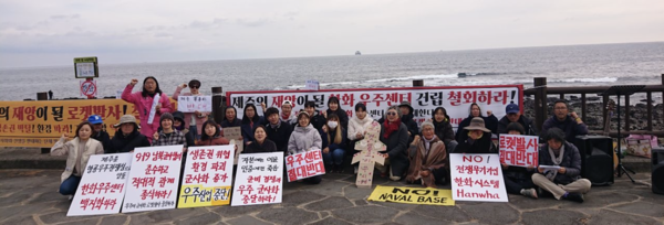 2023년 12월 4일 로켓 발사 철회 및 한화우주센터 백지화 촉구 문화제가 열렸던 제주 서귀포시 중문 논짓물 해수족욕 카페 앞. 사진은 발사 후 1시간이 지난 후에 찍은 것이다. 해상에 발사대를 볼 수 있다. (사진: 황용운)