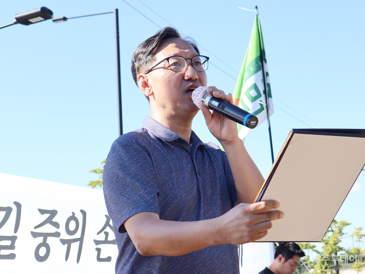 지난 23일 경기도 고양시 덕양구 용두동 54-6번지 일대에서 4·3항쟁 76주년 문상길 중위·손선호 하사 진혼제가 진행됐다. 강호진  제주4·3기념사업회 집행위원장이 추도사를 하고 있다. (사진=조수진 기자)