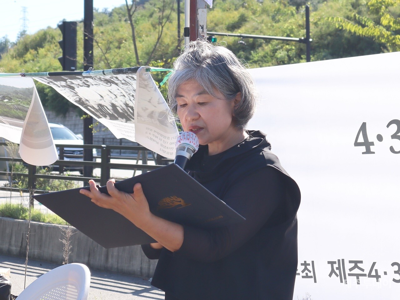 지난 23일 경기도 고양시 덕양구 용두동 54-6번지 일대에서 4·3항쟁 76주년 문상길 중위·손선호 하사 진혼제가 진행됐다. 김영란 시인이 문상길 중위와 손선호 하사의 약력 및 행사 경과를 보고하고 있다. (사진=조수진 기자)