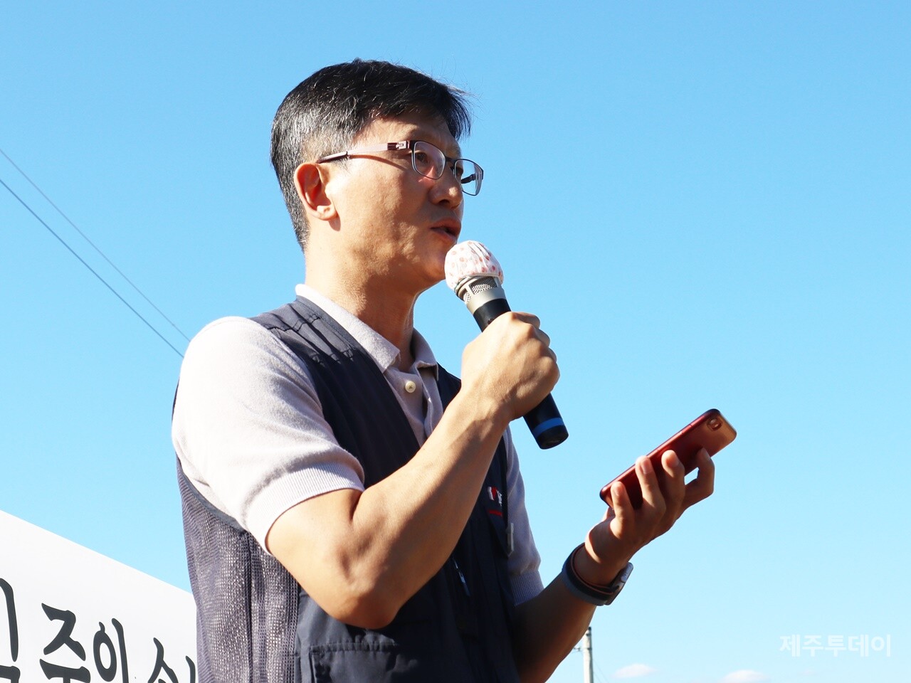 지난 23일 경기도 고양시 덕양구 용두동 54-6번지 일대에서 4·3항쟁 76주년 문상길 중위·손선호 하사 진혼제가 진행되고 있다. 임기환 민주노총 제주지역본부장이 추도사를 하고 있다. (사진=조수진 기자)