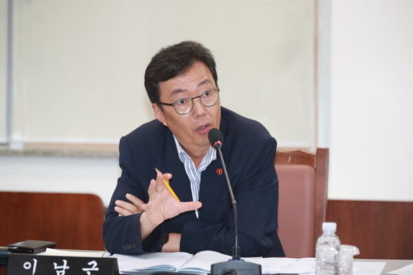 지난달 10일 진행된 제주도의회 행정자치위원회 제431회 임시회 1차 회의에서 이남근 의원이 질의하고 있다. (사진=제주도의회 제공)