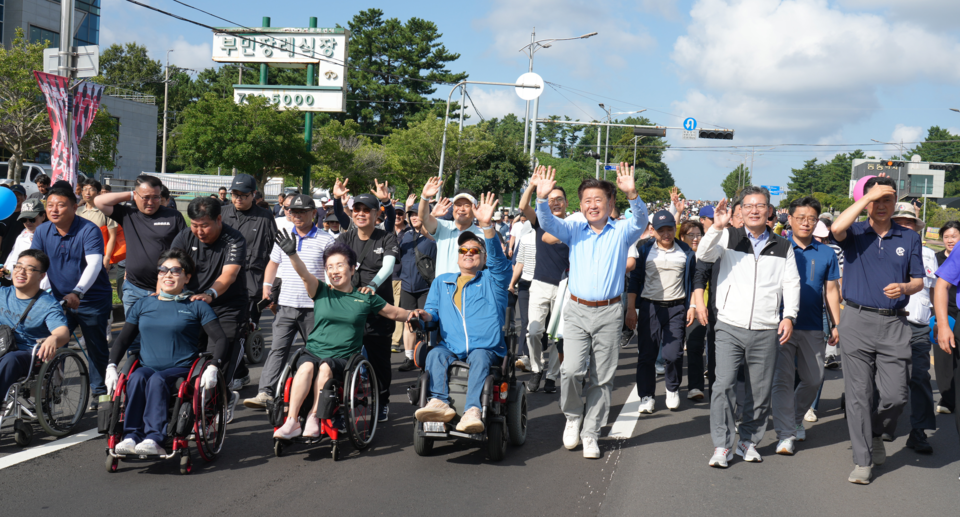 지난달 28일 제주시 연북로 일부 구간에서 열린 차 없는 거리 걷기 행사에 오영훈 도지사가 참여하고 있다. (사진=제주특별자치도청 제공)