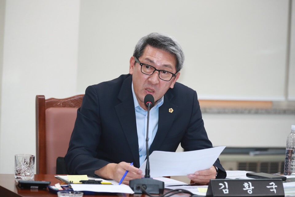 8일 제주도의회 환경도시위원회가 15분도시 추진단을 상대로 실시한 행정사무감사에서 김황국 의원이 질의하고 있다. (사진=제주도의회 제공)