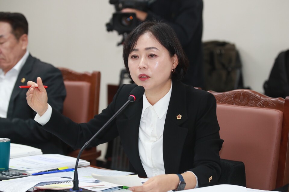 8일 제주도의회 환경도시위원회가 15분도시 추진단을 상대로 실시한 행정사무감사에서 이승아 의원이 질의하고 있다. (사진=제주도의회 제공)