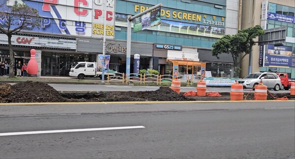 제주시 탐라복지관 인근 섬식 버스정류장 공사 현장(사진=김재훈 기자)