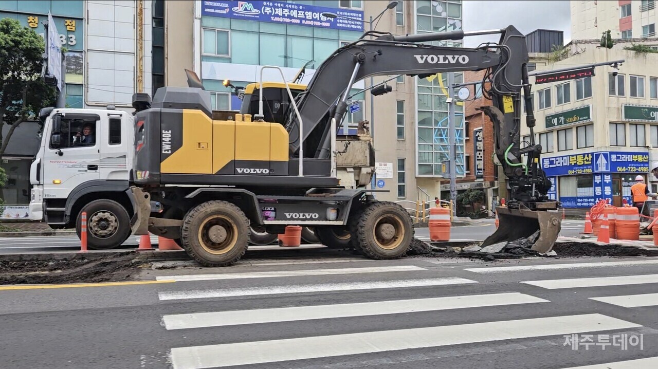 제주시 탐라복지관 인근 섬식 정류장 공사 현장. (사진=김재훈 기자)
