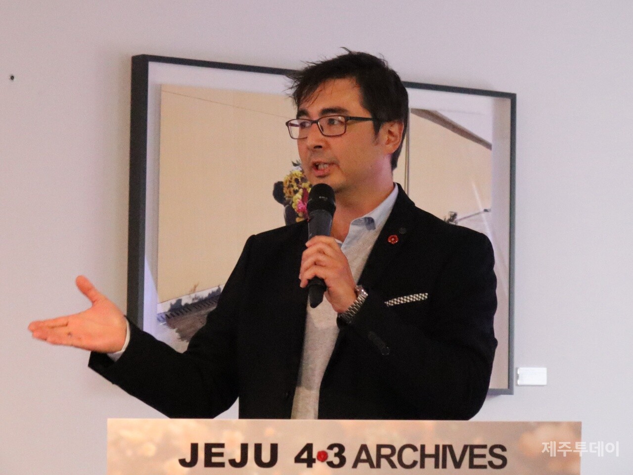 지난 14일 독일 베를린  PalaisPopulaire에서 제주4·3기록물의 유네스코 세계기록유산 등재를 위한 국제심포지엄이 ‘진실과 화해의 기록, 제주4·3아카이브’ 주제로 열렸다. 펠킹 교수가 발표하고 있다. (사진=조수진 기자)