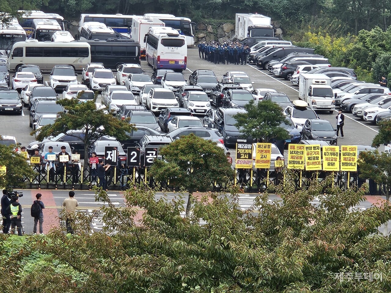 윤석열 대통령이 개최한 토론회가 열리는 JDC 인근에서 제2공항 건설 사업에 반대의 뜻을 밝히고 있는 도민들.(사진=김재훈 기자)