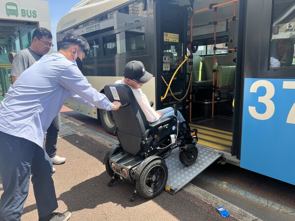 제주 버스 정류장과 출입구 바닥의 높이 차 때문에 교통약자를 위해 기껏 도입한 저상버스임에도 이용이 쉽지 않다.(사진=정의당 제주도당 제공)